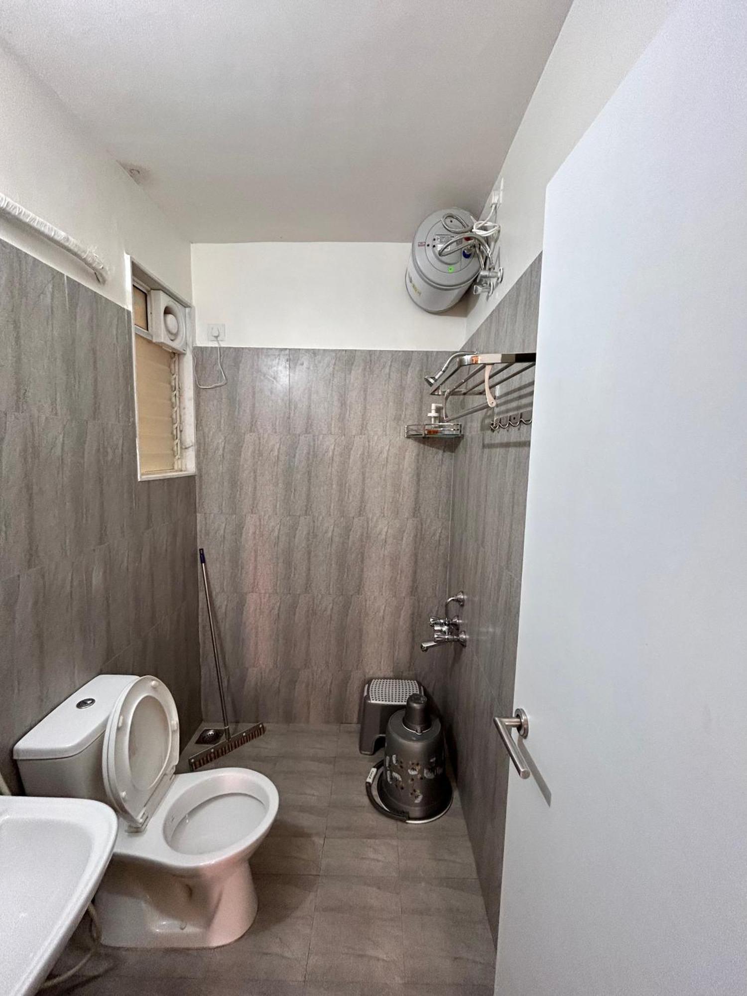 Good Stay Pool View Stylish Studio Apartment,6Km From Airport, 307 Даболим Экстерьер фото