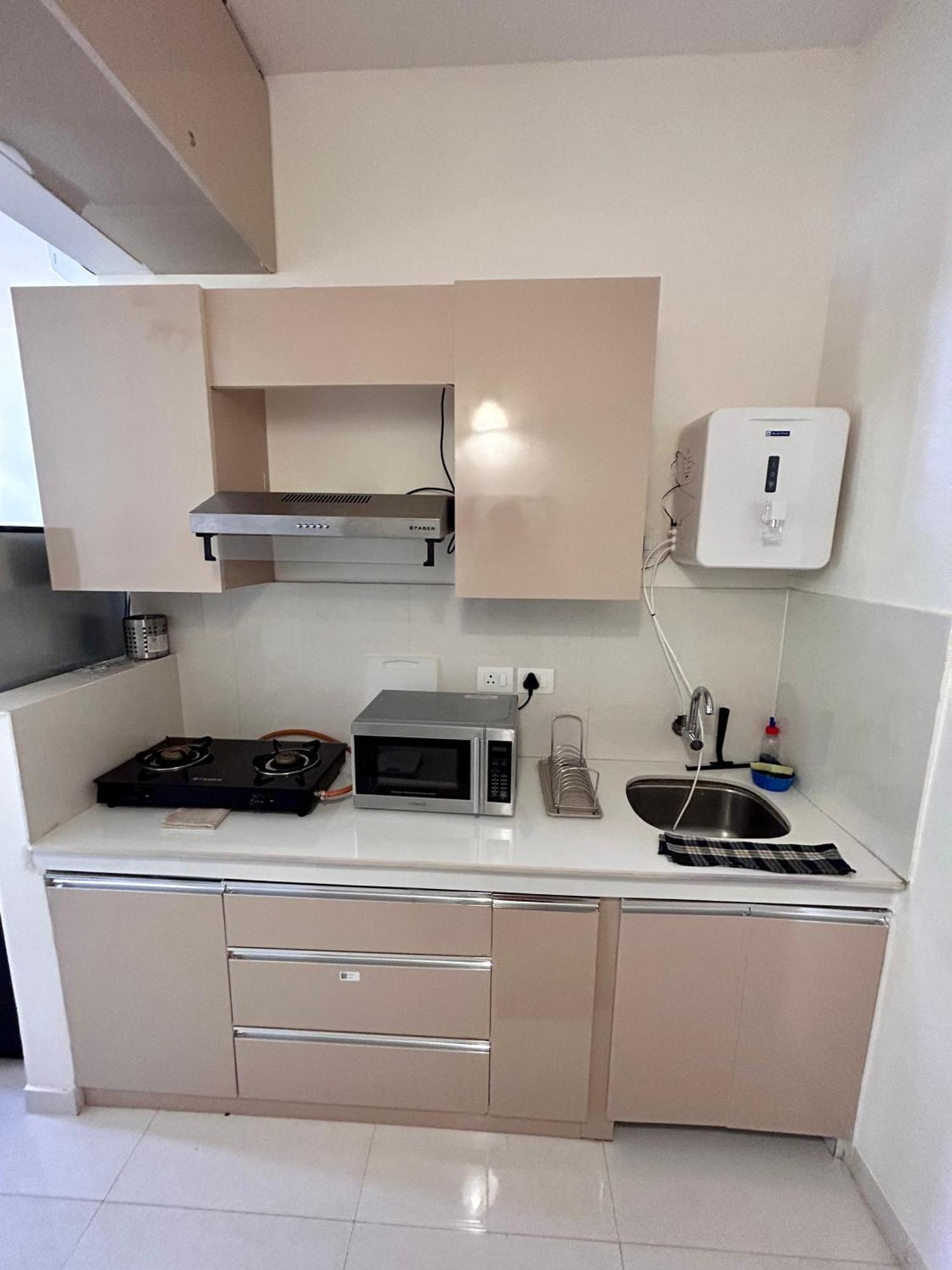 Good Stay Pool View Stylish Studio Apartment,6Km From Airport, 307 Даболим Экстерьер фото