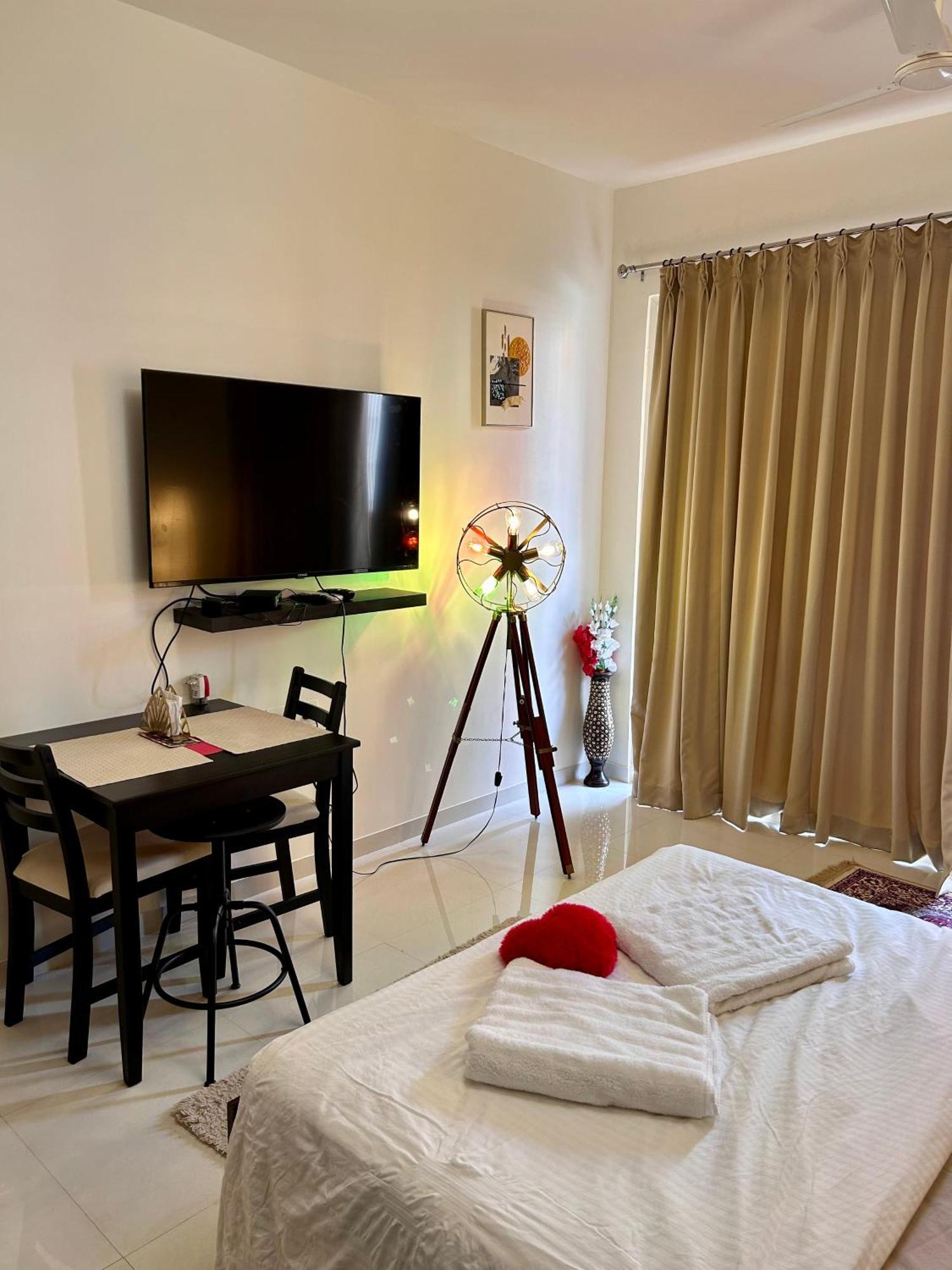 Good Stay Pool View Stylish Studio Apartment,6Km From Airport, 307 Даболим Экстерьер фото