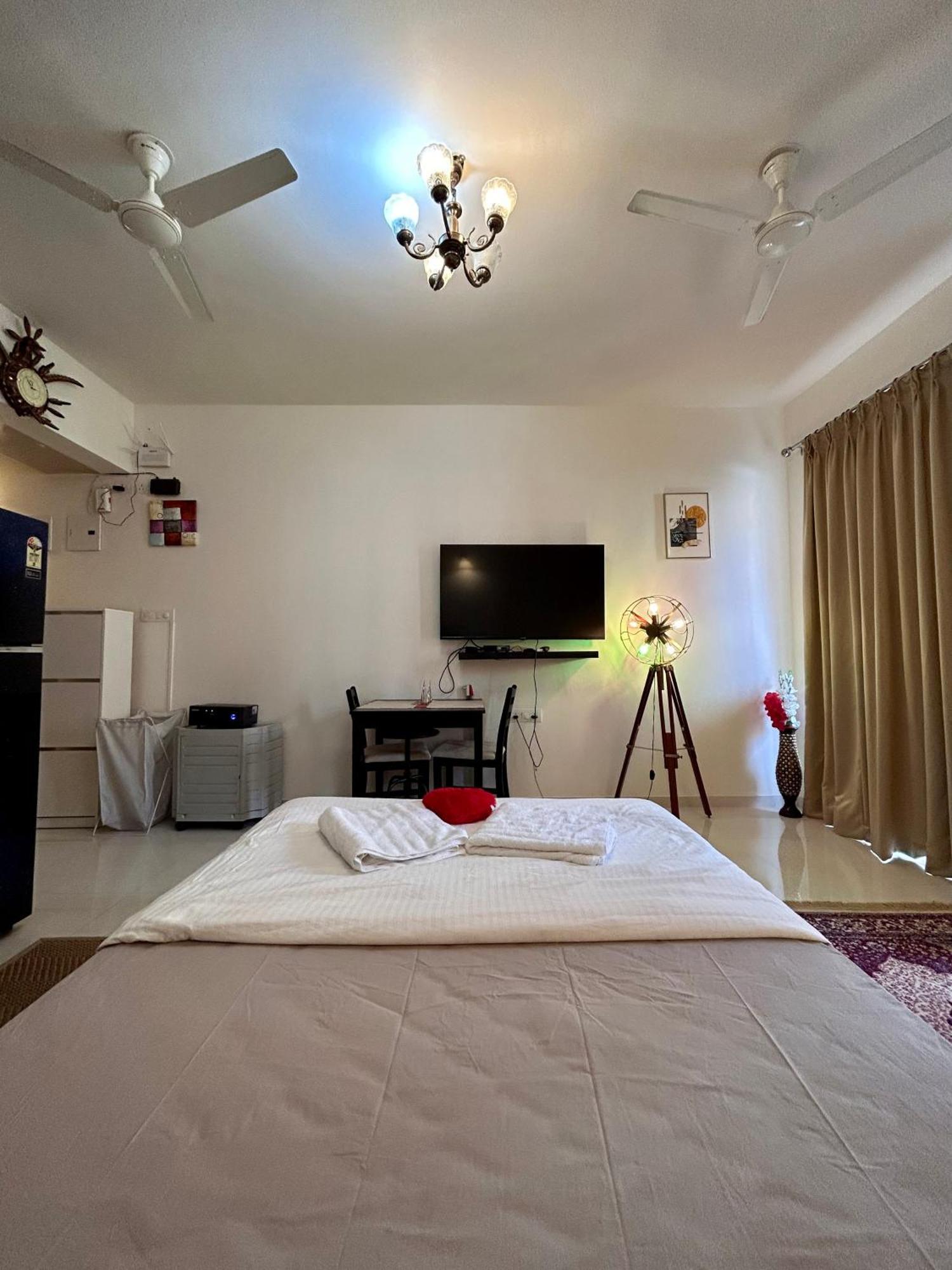 Good Stay Pool View Stylish Studio Apartment,6Km From Airport, 307 Даболим Экстерьер фото