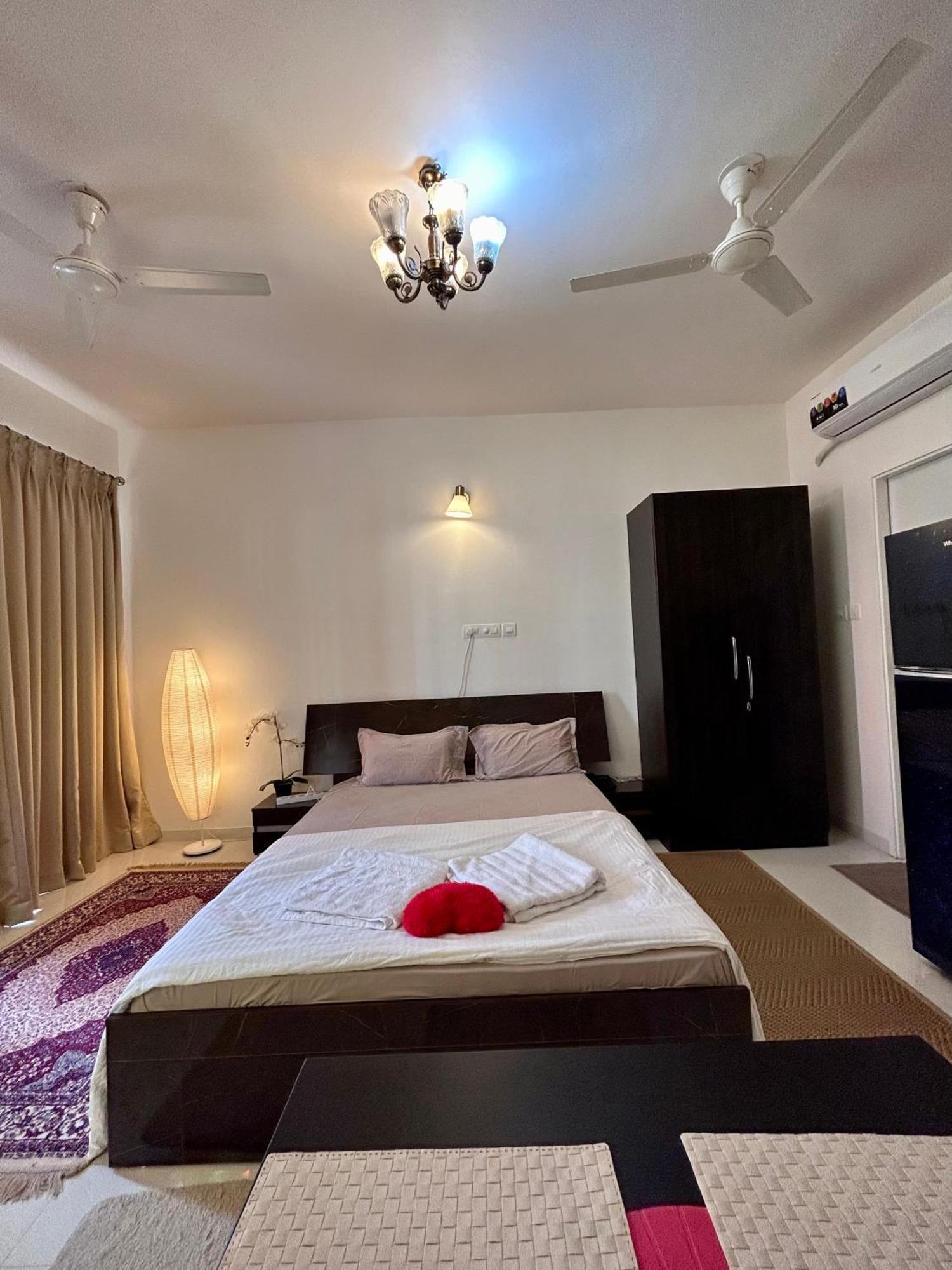 Good Stay Pool View Stylish Studio Apartment,6Km From Airport, 307 Даболим Экстерьер фото